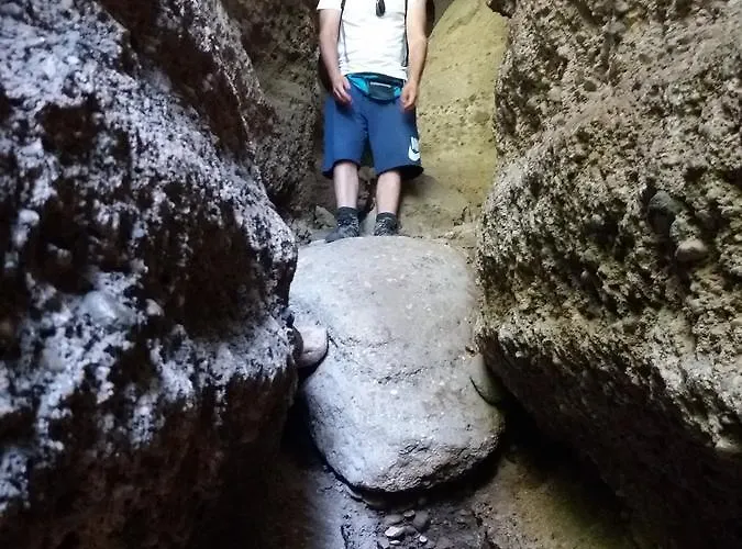 Host El Greco אכסניה קאלאבאקה